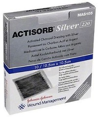 Actisorb Silver 220 medicazione in carbone attivo con argento 10,5x10,5cm 3 pezzi
