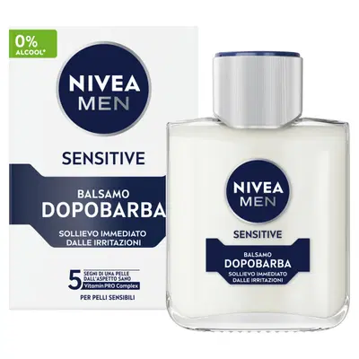 NIVEA MEN Sensitive Kit Cofanetto Regalo Uomo, Set regalo con Schiuma da Barba 200 ml, Balsamo Dopobarba 100 ml, Deodorante uomo Black & White 50 ml e Travel Bag omaggio inclusa